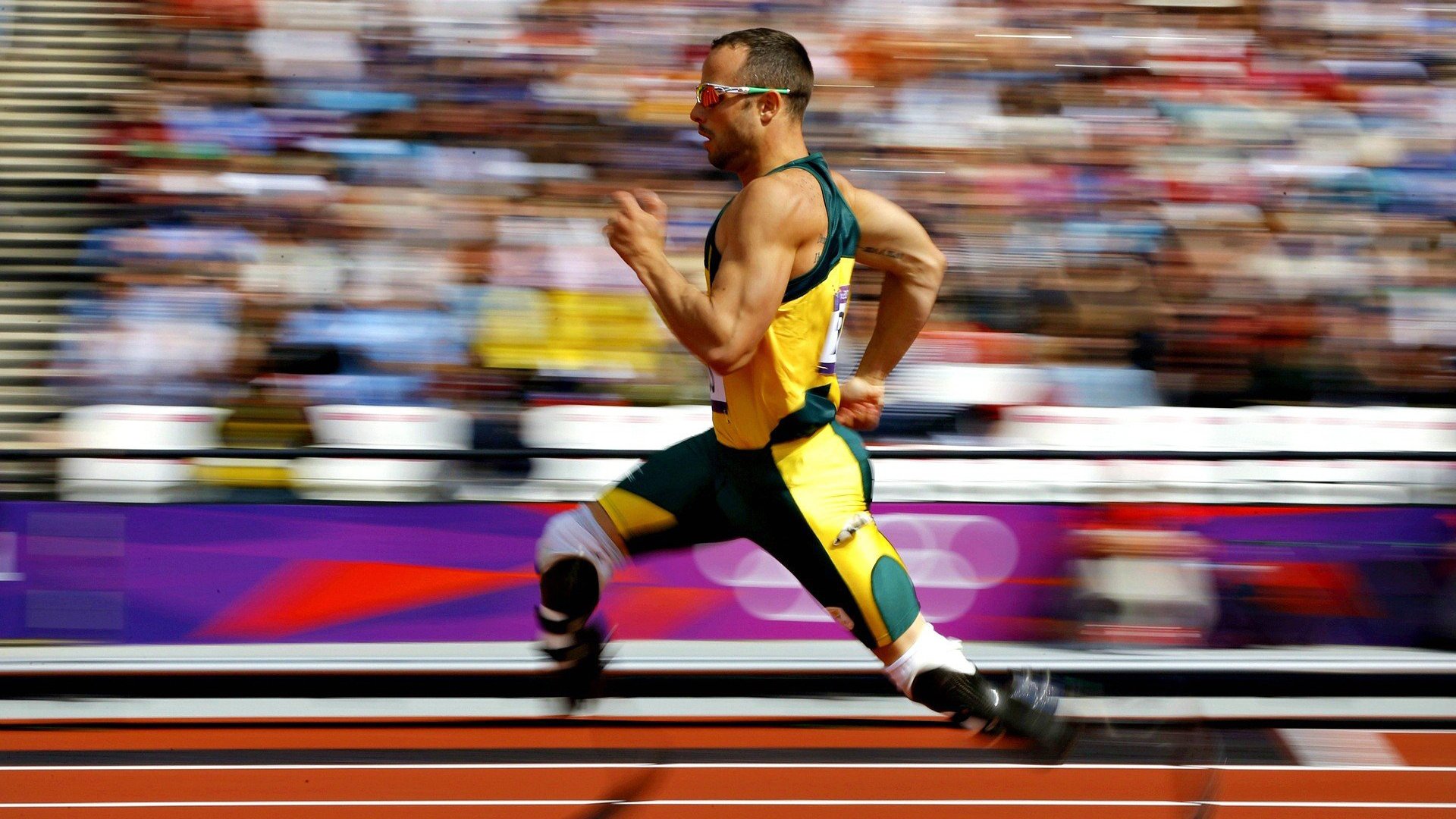 中锋与边锋配合默契，战术执行精准，边锋是中场还是前锋